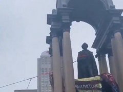 加拿大抗议者推倒首任总理雕像 加拿大首位总理雕像遭斩首
