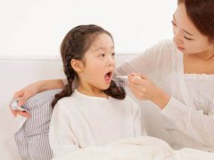 婴儿发烧如何护理(婴幼儿发热常见症状护理)