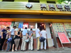 早餐挣钱吗(90后小伙开早餐店，一年盈利72万)